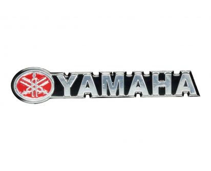 Kovová 3D samolepka Yamaha 13 × 2,5 cm