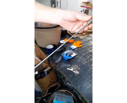 Magnetická teleskopická tyčka se svítilnou pro automechaniky