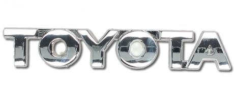 Kovová samolepka Toyota – logo (11 × 2,2 cm) - Chrom