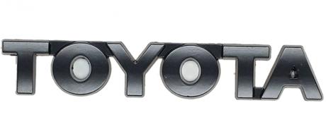 Kovová samolepka Toyota – logo (černá matná) 11 × 2,2 cm