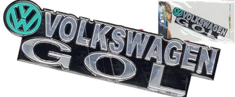 Kovová samolepka Volkswagen GOL – zelený znak VW (12 × 3,5 cm)