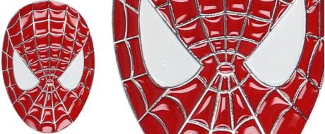 Kovová Samolepka Spiderman 3D – hlava (8 × 5,5 cm) červená