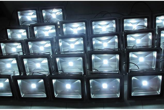 LED výkonný reflektor 20W