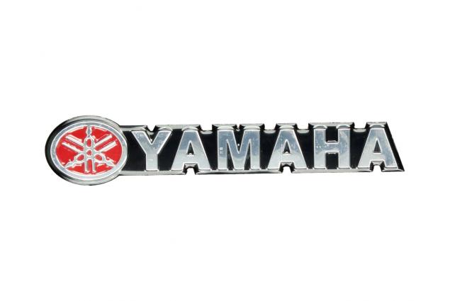 Kovová 3D samolepka Yamaha 13 × 2,5 cm