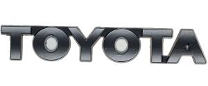 Kovová samolepka Toyota – logo (černá matná) 11 × 2,2 cm