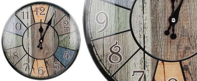 Skleněné nástěnné hodiny s designem dřeva