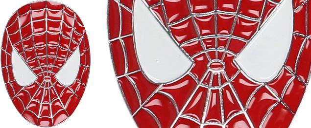 Kovová Samolepka Spiderman 3D – hlava (8 × 5,5 cm) červená