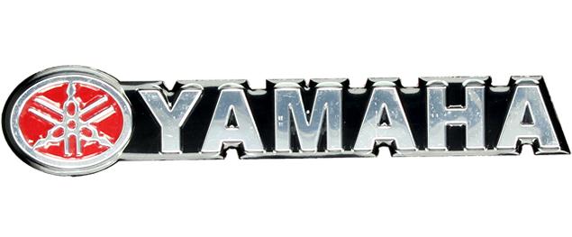 Kovová 3D samolepka Yamaha 13 × 2,5 cm